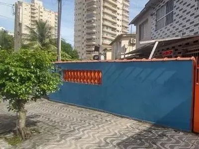 Sobrado Independente de 3 Dormitórios com Ponto Comercial na Vl. Tupi, 300 Metros da Praia