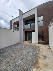 Casa com 2 quartos à venda no bairro Parque Xangri-lá, 175m²