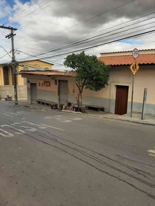 Casa com 2 quartos à venda no bairro Providência, 310m²