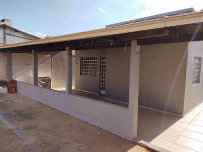 Casa com 2 quartos à venda no bairro Santa Rosa, 300m²