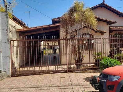 Casa com 3 quartos à venda no bairro Arvoredo, 484m²