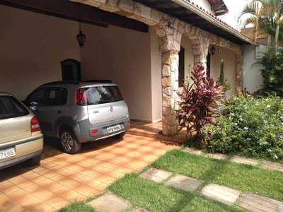 Casa com 3 quartos à venda no bairro Ouro Preto, 360m²