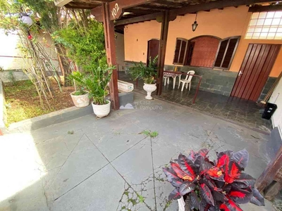 Casa com 3 quartos à venda no bairro Santa Amélia, 210m²