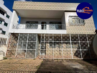 Casa com 3 quartos à venda no bairro Setor Leste, 275m²