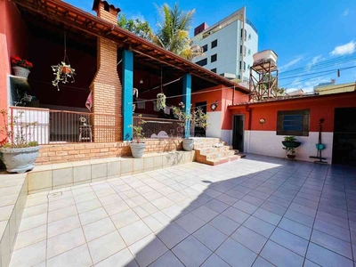 Casa com 4 quartos à venda no bairro Itapoã, 360m²