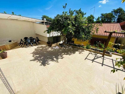 Casa com 4 quartos à venda no bairro Itapoã, 360m²