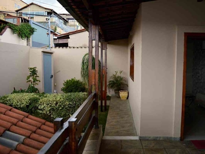 Casa com 4 quartos à venda no bairro Jardinópolis, 300m²