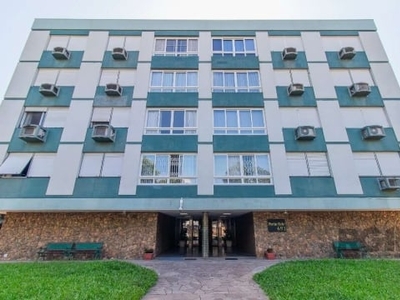 Espaçoso apartamento de 185 m² com três dormitórios, banheiro social com ventilação natural, ampla área de estar com espaço para dois ambientes, lavabo, cozinha espaçosa, e generosa área de serviço