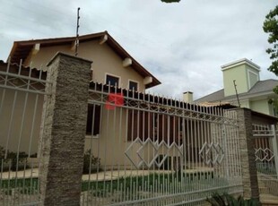 Casa com piscina semimobiliada, ótima localização