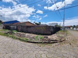 Terreno á venda de esquina, 600 metros da praia, bairro josedy - peruíbe