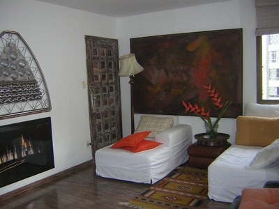 Apartamento no Jardim Apipema, 93 m², 2/4 sendo 1 suite, gabinete e 2 vagas de garagem sol