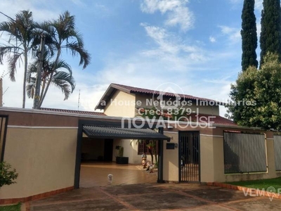 Casa Térrea com 4 Quartos à Venda por R$ 850.000
