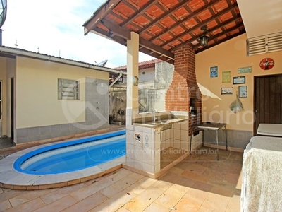 Casa com 2 Quartos e 1 banheiro à Venda, 153 m² por R$ 450.000