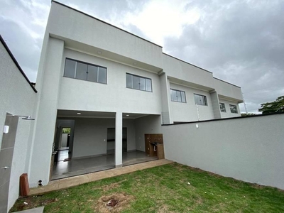 Sobrado com 3 quartos à venda, 222.0m²