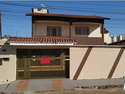 Sobrado com 3 quartos à venda, 238.0m²