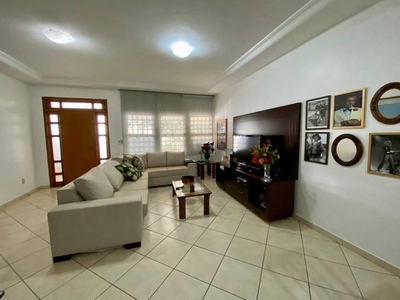 Sobrado com 3 quartos à venda, 330.0m²