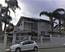 Casa para aluguel possui 250 metros quadrados com 4 quartos.