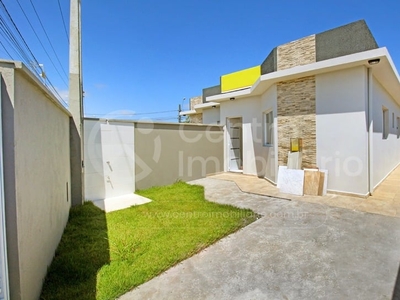 Casa com 2 Quartos e 2 banheiros à Venda, 75 m² por R$ 300.000