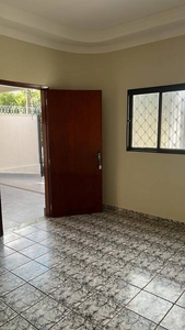 Casa com 3 Quartos e 1 banheiro para Alugar, 90 m² por R$ 2.000/Mês