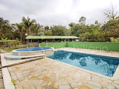 Casa com 4 Quartos e 4 banheiros à Venda, 200 m² por R$ 690.000