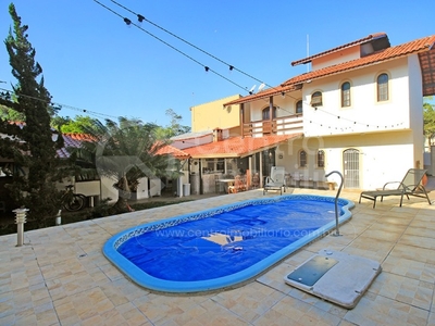 Casa com 4 Quartos e 4 banheiros à Venda, 220 m² por R$ 550.000