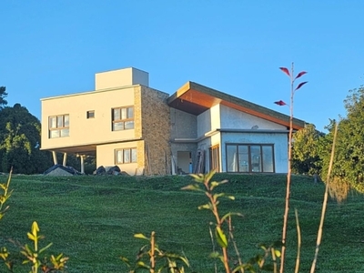 Casa nova e moderna de quatro quartos em rancho queimado