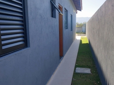 Casa nova na praia, bairro residencial em caraguatatuba