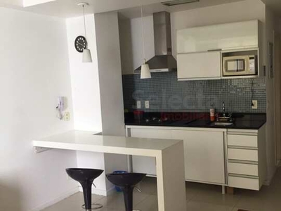 Apartamento lindo, renovado, semi mobiliado, em andar alto, no Posto 6. Oportunidade!