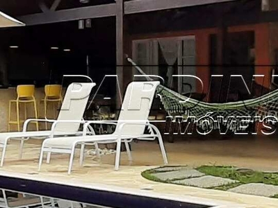 Casa em condomínio, com churrasqueira, piscina, à 130 metros da Praia do Lázaro em Ubatuba