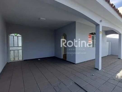 Casa para alugar, 3 quartos, 1 suíte, 2 vagas, Brasil - Uberlândia/MG - R$ 2.300,00