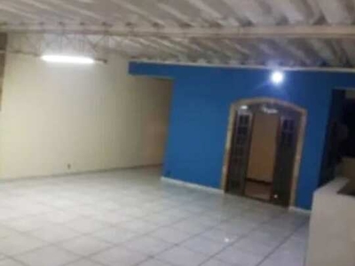 Casa para aluguel possui 200 metros quadrados com 3 quartos