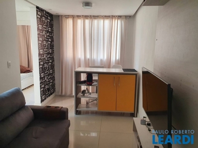 Apartamento à venda por R$ 325.000