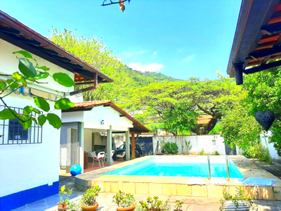 Casa 3 suítes, piscina e churrasqueira, 3 vagas, 260m² por R$ 1.500.000