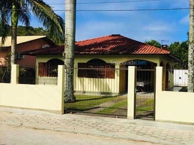 Casa na Praia de Ponta das Canas, à 130 m da praia.