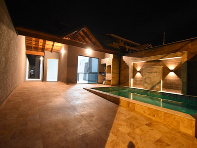 Casa Com Piscina À Venda Na Praia De Peruíbe.