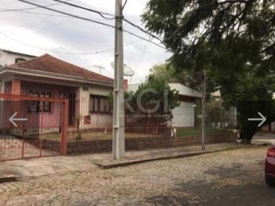 Casa de 92m2, bem iluminada e arejada, com dois amplos quartos, banheiro (precisando reforma), sala, cozinha e jantar, serviços, dependências completas, churrasqueira, portão eletrônico, cofre na pare