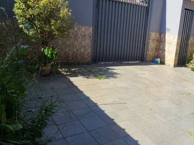 Casa duplex muito bem localizada no tradicional bairro Fátima II, em Pouso Alegre-MG