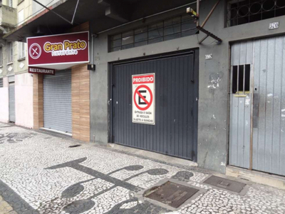 Ampla loja, 100m², pé direito alto em localização de grande visibilidade no Centro. [834.002]