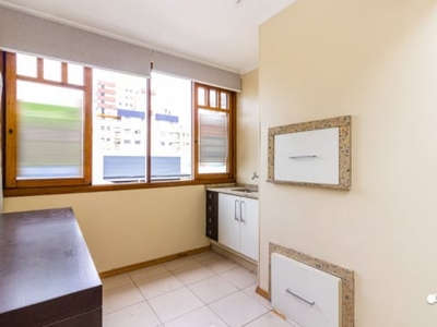 Apartamento semimobiliado no bairro Petrópolis