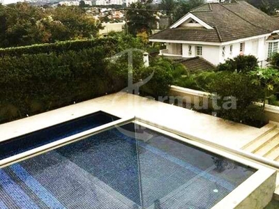 Casa para locação com 1500m², 5 suítes, 5 vagas, ar condicionado, piscina, sala de TV e ad