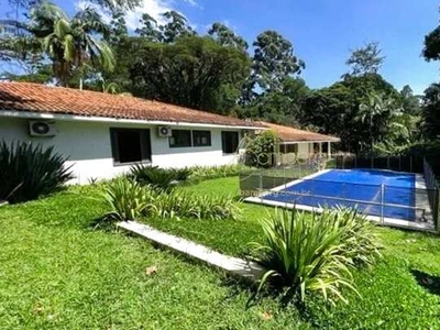 CHÁCARA FLORA - CASA TÉRREA - 4 SUITES - JARDIM - PISCINA - ESPAÇO GOURMET