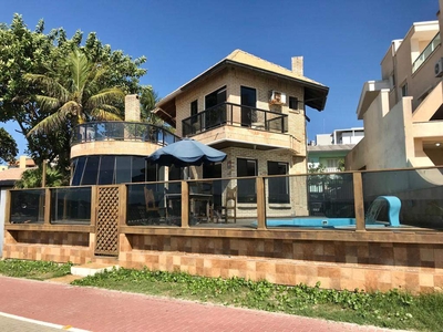 FABULOSA CASA COM PISCINA FRENTE AO MAR, 5 SUÍTES EM BOMBAS - SC!