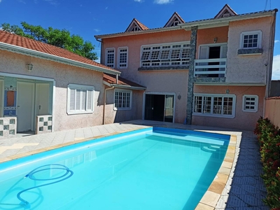 Linda casa com piscina e churrasqueira