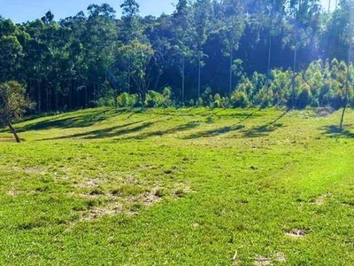 Natureza ao seu alcance: Terreno cercado por paisagens deslumbrantes