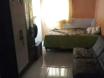 VENDE-SE ESTA CASA COM PISCINA NO DISTRITO