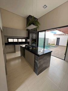 Casa de condomínio térrea com 3 suíte e cozinha gourmet no condomínio Belvedere, Cuiabá-MT