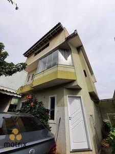 Sobrado com 4 dormitórios para alugar, 175 m² por R$ 3.015,90/mês - Xaxim - Curitiba/PR