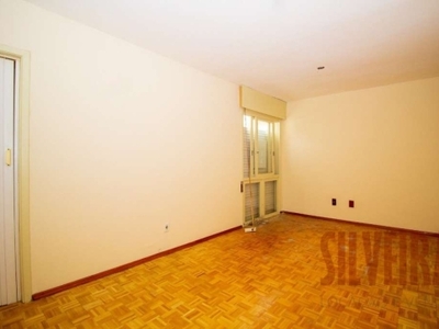 Apartamento com 2 quartos à venda na rua itapeva, 97, passo da areia, porto alegre por r$ 290.000