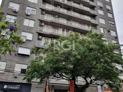 Apartamento com 3 dormitórios, localizado no edifício ada, na rua venâncio aires em porto alegre.
bem conservado, hall de entrada, living para 2 ambientes, cozinha ampla, todo em piso cerâmi