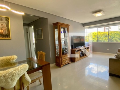 APARTAMENTO no 5º andar com 2 dormitórios e 2 garagens